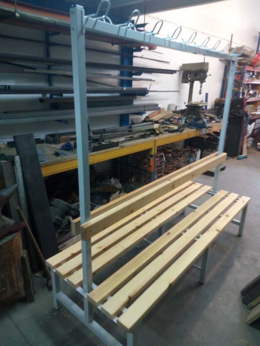 Un banco de madera con estructura de metal en una habitación.