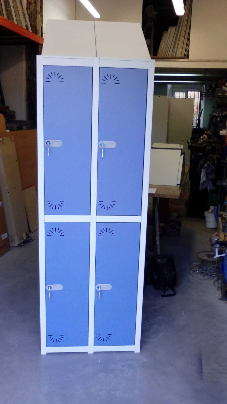 Hay dos casilleros azules y blancos uno al lado del otro en una habitación.