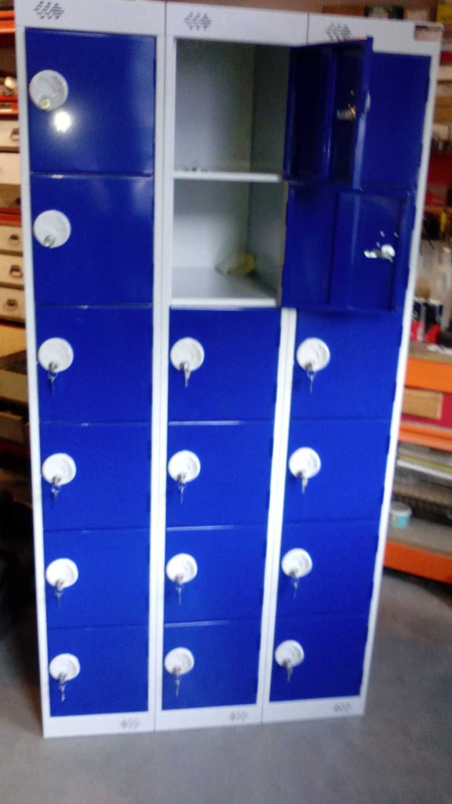 Una taquilla azul y blanca con la puerta abierta