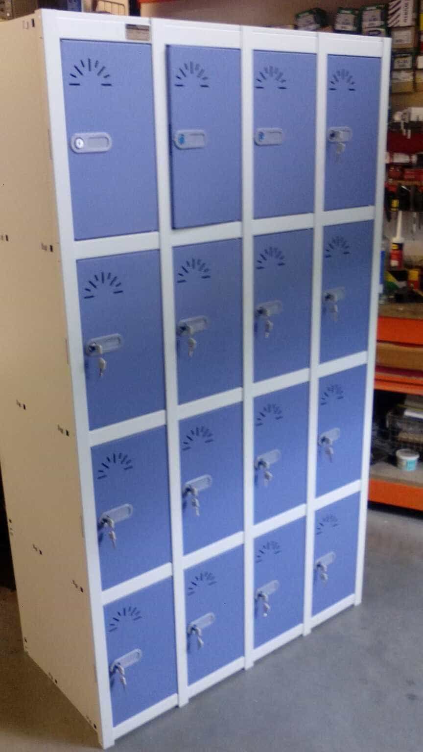 Una fila de casilleros azules y blancos con llaves en ellos