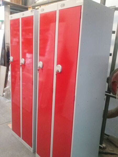 Una fila de casilleros rojos están alineados uno al lado del otro