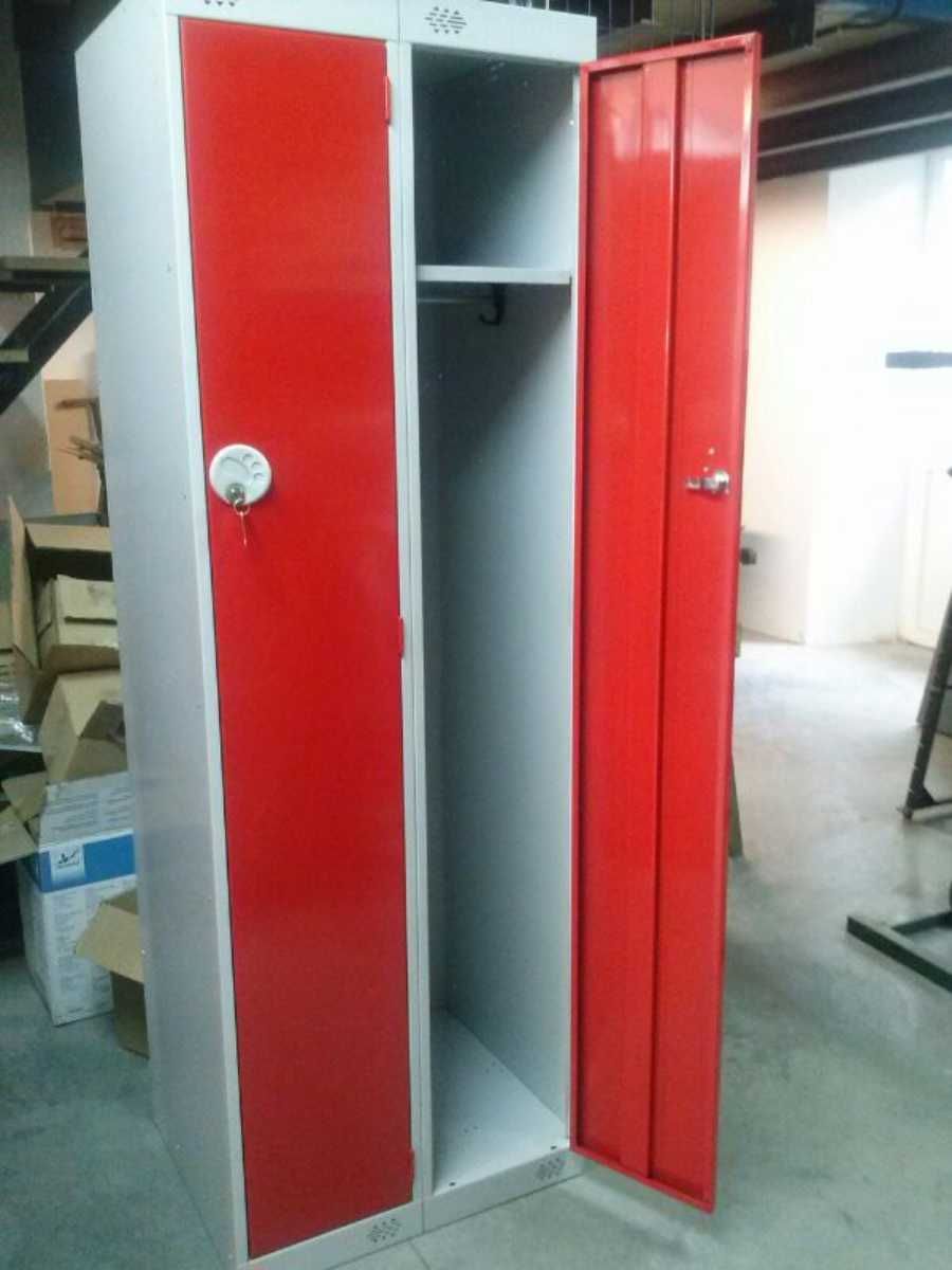 Una taquilla roja y blanca con las puertas abiertas