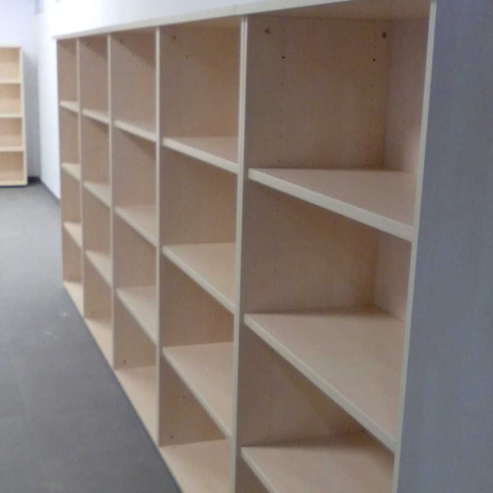 Una fila de estantes de madera en un pasillo