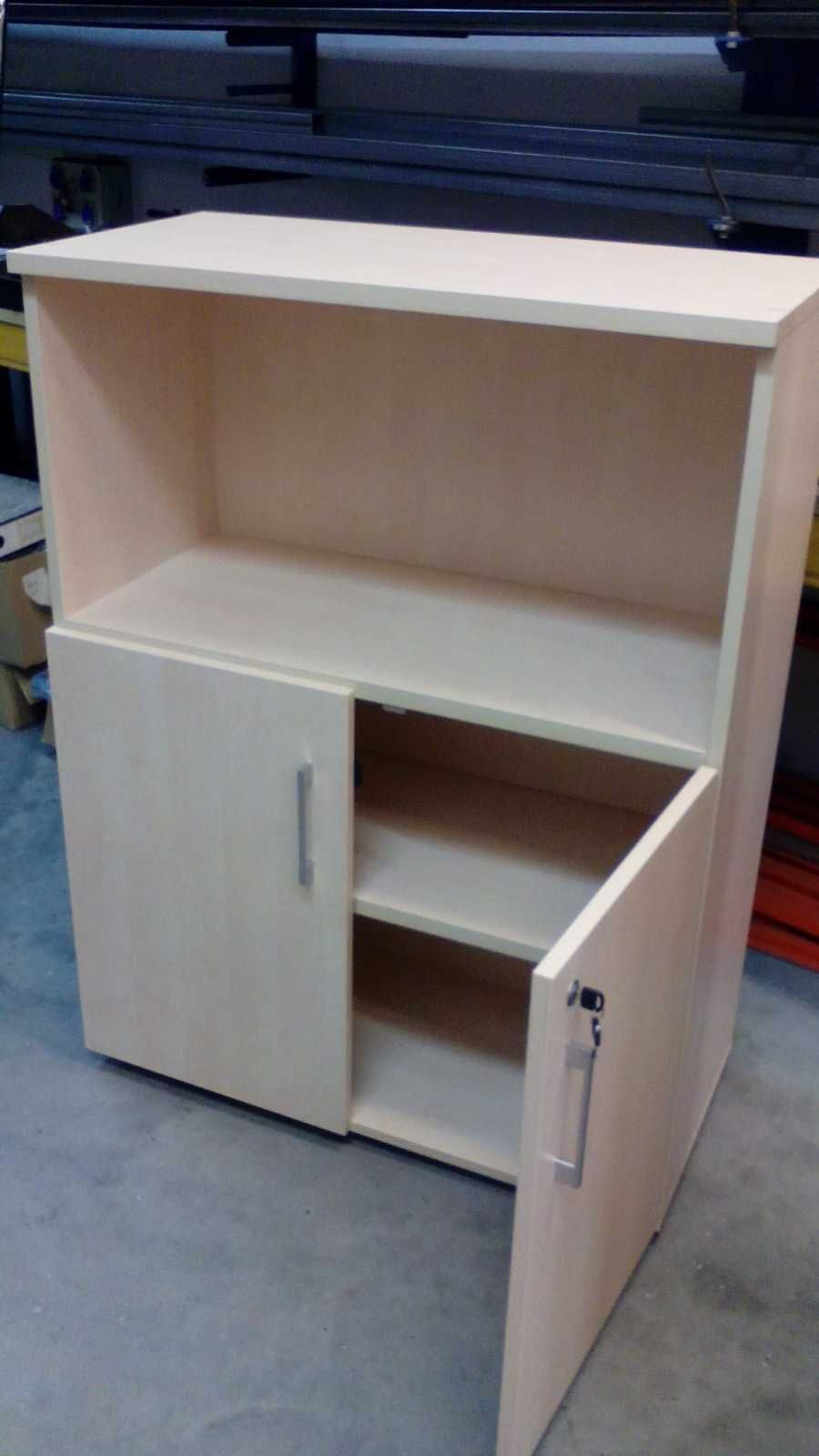 Un armario de madera con la puerta abierta y estantes.