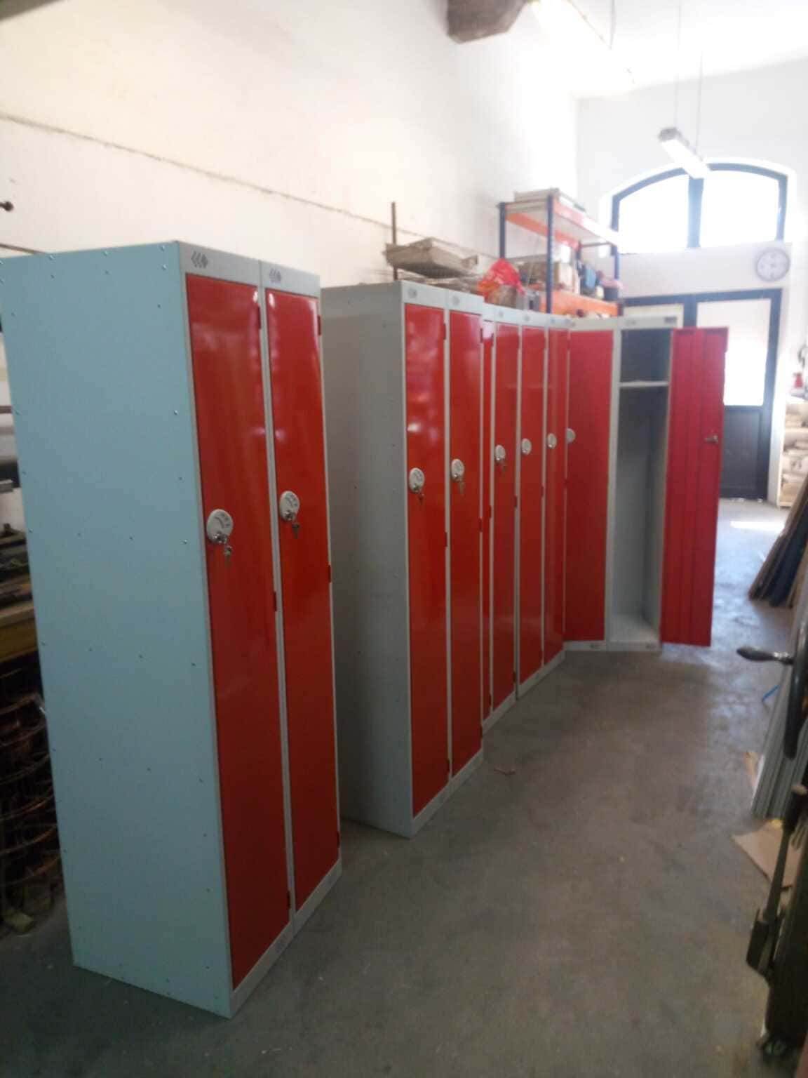 Una fila de casilleros rojos y blancos en una habitación.