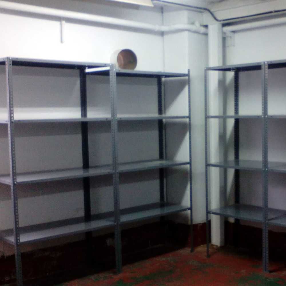 Una habitación con estantes y una pelota en la pared.