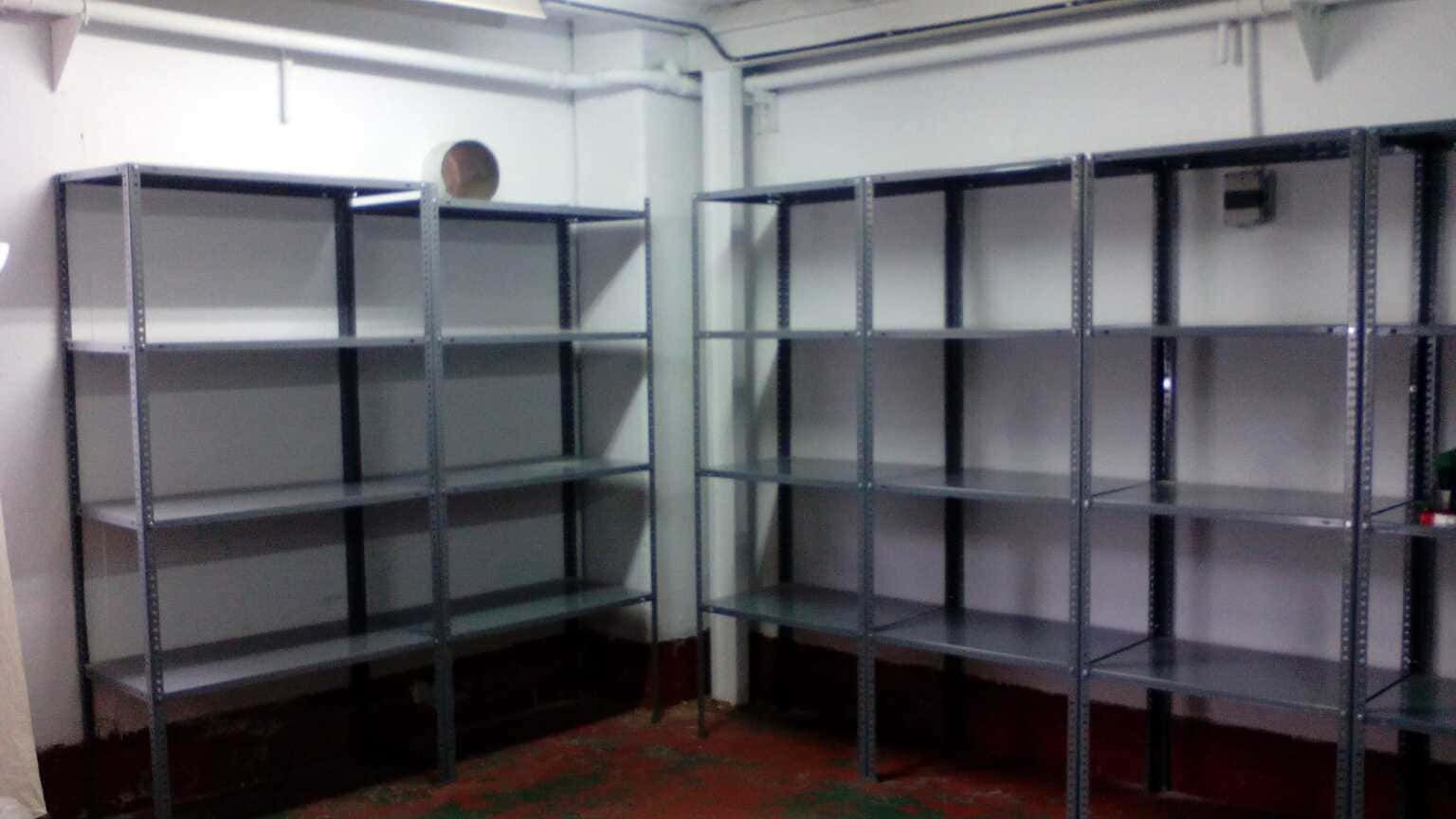 Una habitación con muchos estantes.