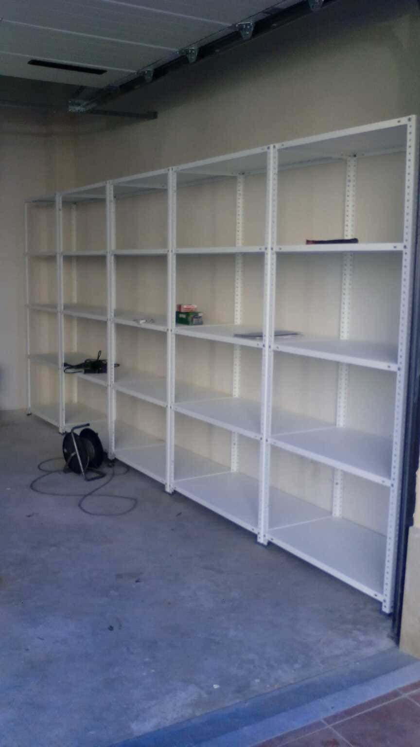 Una fila de estantes vacíos en un garaje.