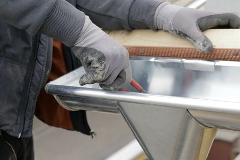 Handwerker an Rinne
