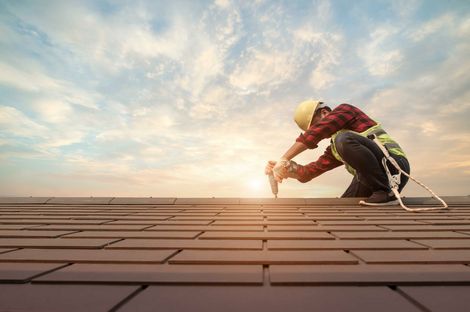 Handwerker auf Dach