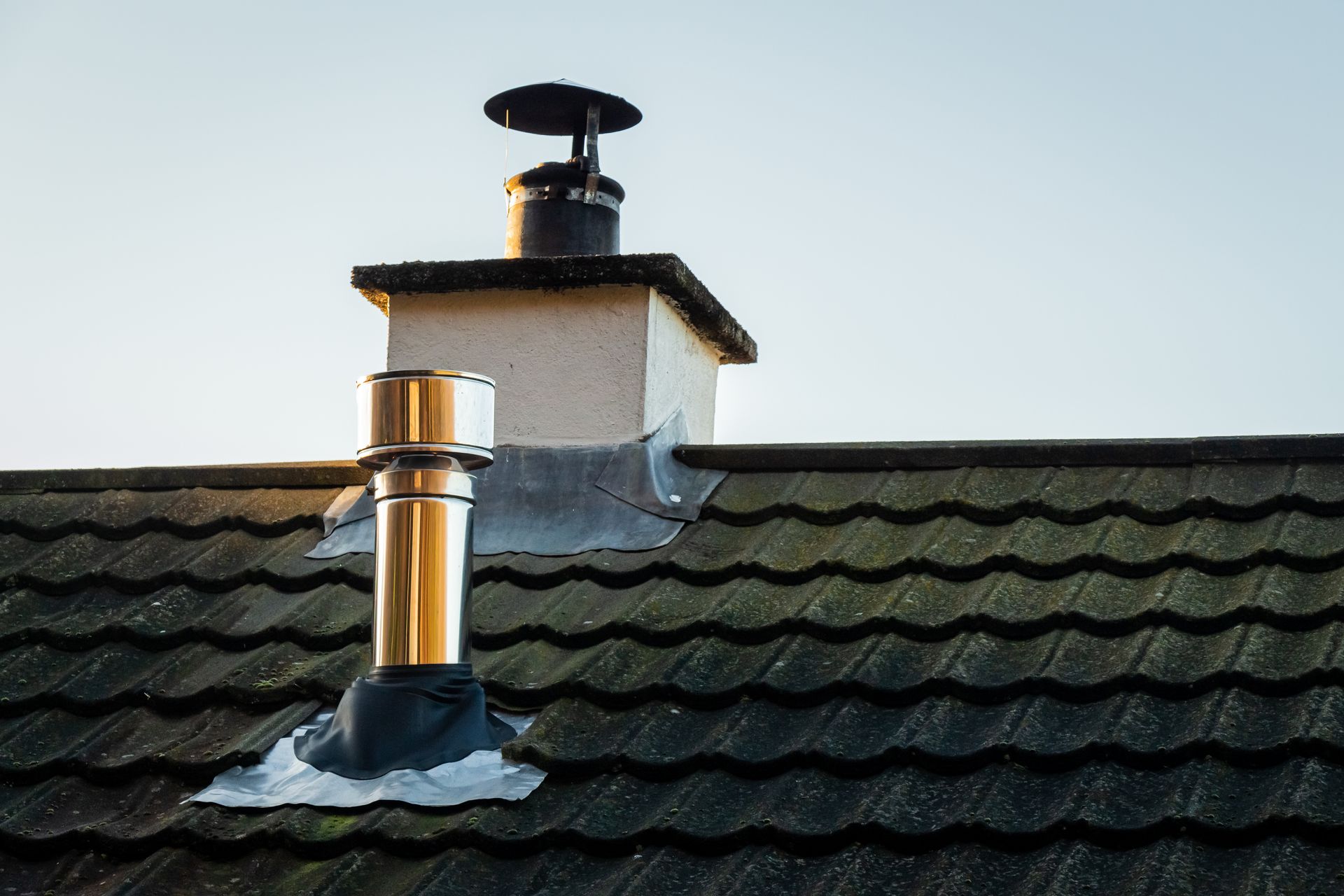 Zinguerie neuve sur une toiture avec sortie de cheminée