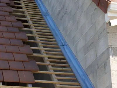 Toiture en rénovation avec des nouvelles tuiles