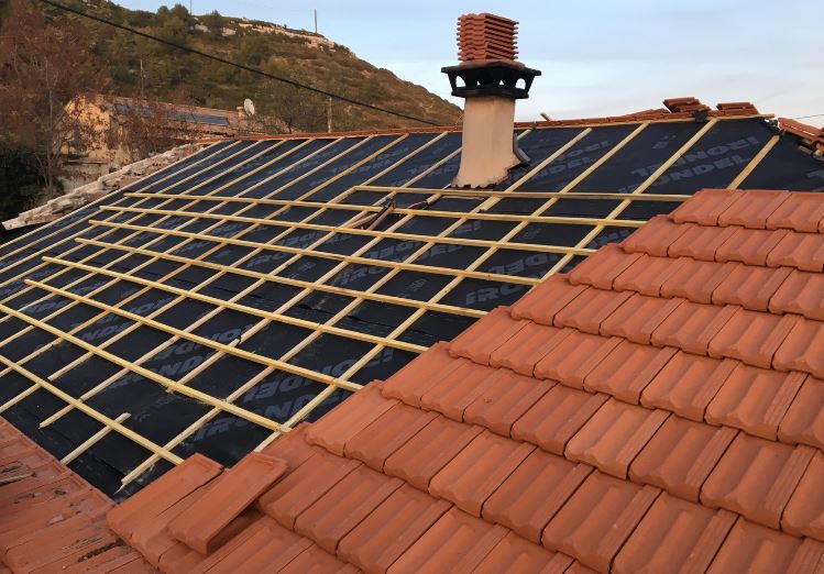 Toiture en cours de rénovation : changement de tuiles