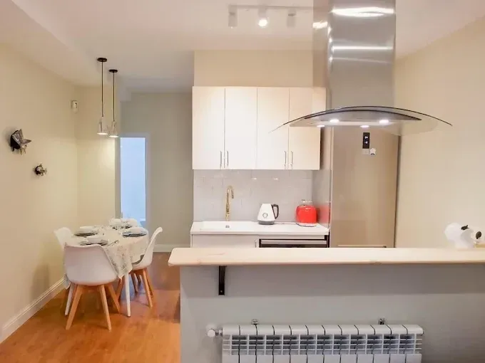 Cocina reformada. Abierta compartiendo espacio con el sal&oacute;n.