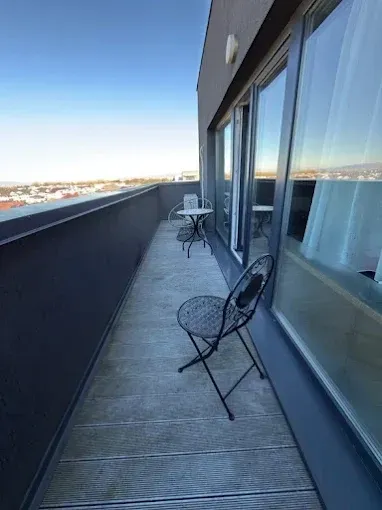 Ventanas nuevas reci&eacute;n colocadas, aislan del ruido y la temperatura. 