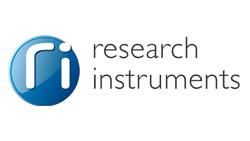 Das Logo von Research Instruments ist ein blauer Kreis mit der Aufschrift „Research Instruments“.