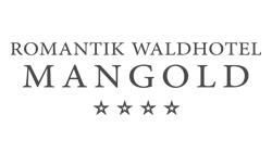 Es ist ein Logo für ein Hotel namens „Romantik Waldhotel Mangold“.