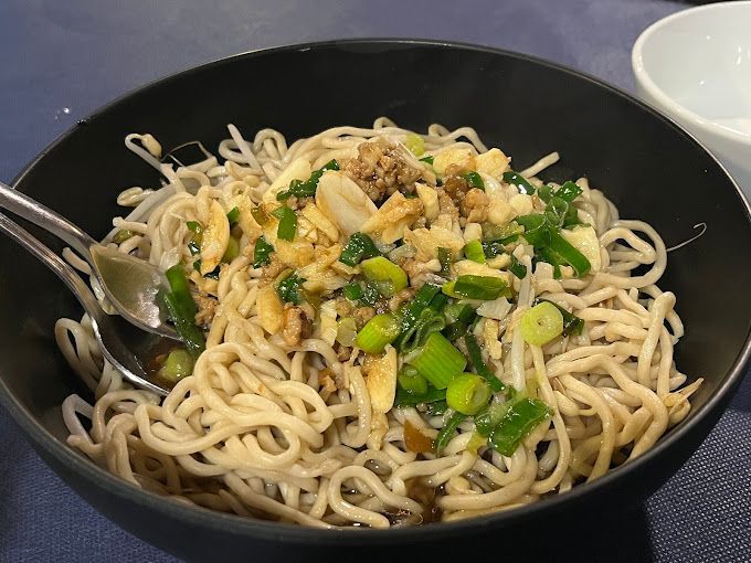 Un tazón de fideos con una cuchara dentro