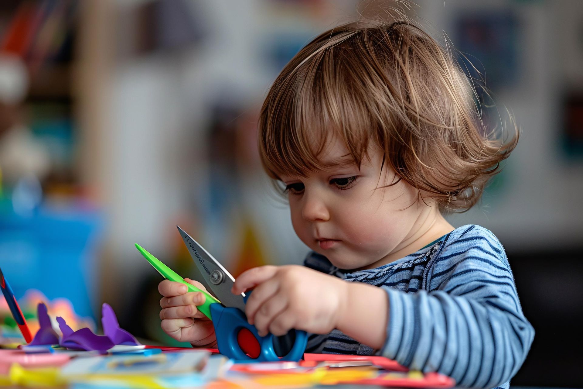 Kinder sitzen auf Boden in Kreis und Klatschen