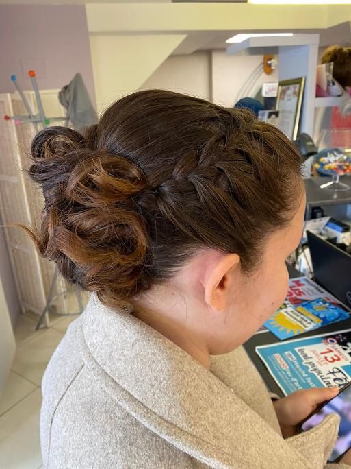Coiffure femme cheveux attachés
