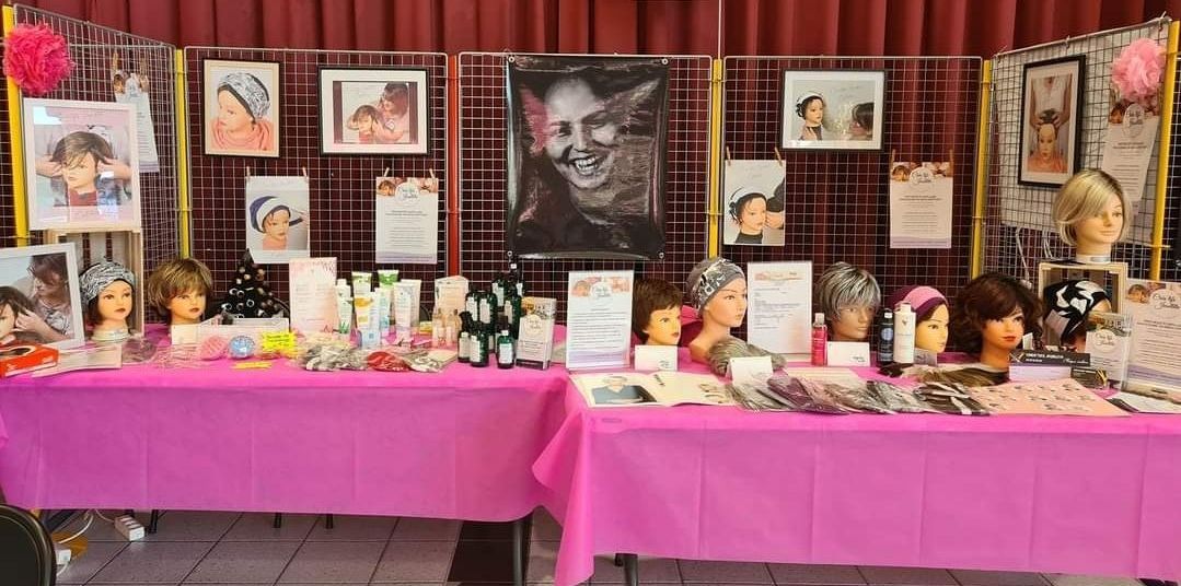 Photo d'un stand avec des prothèses capillaires