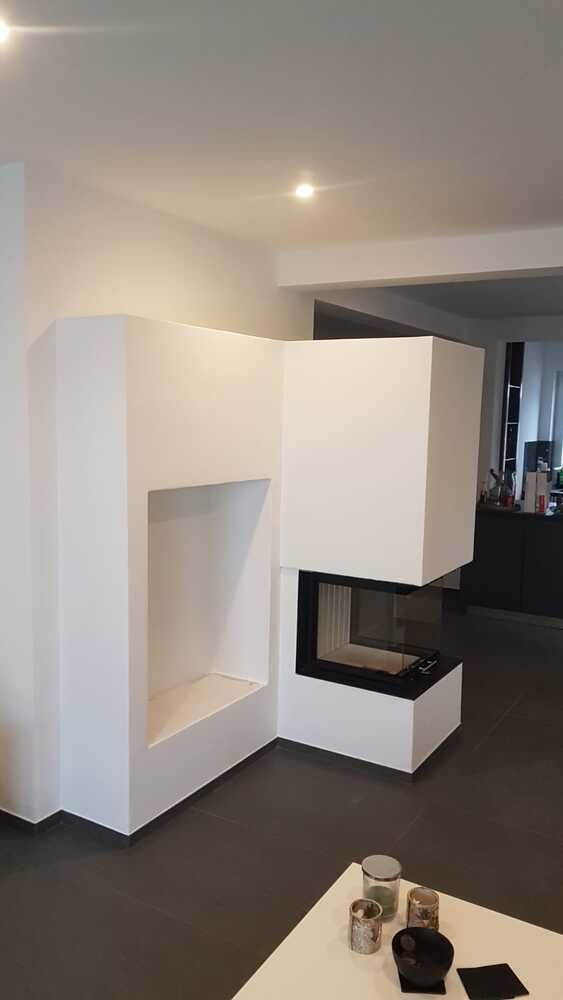 Ein Wohnzimmer mit Kamin und Couchtisch.