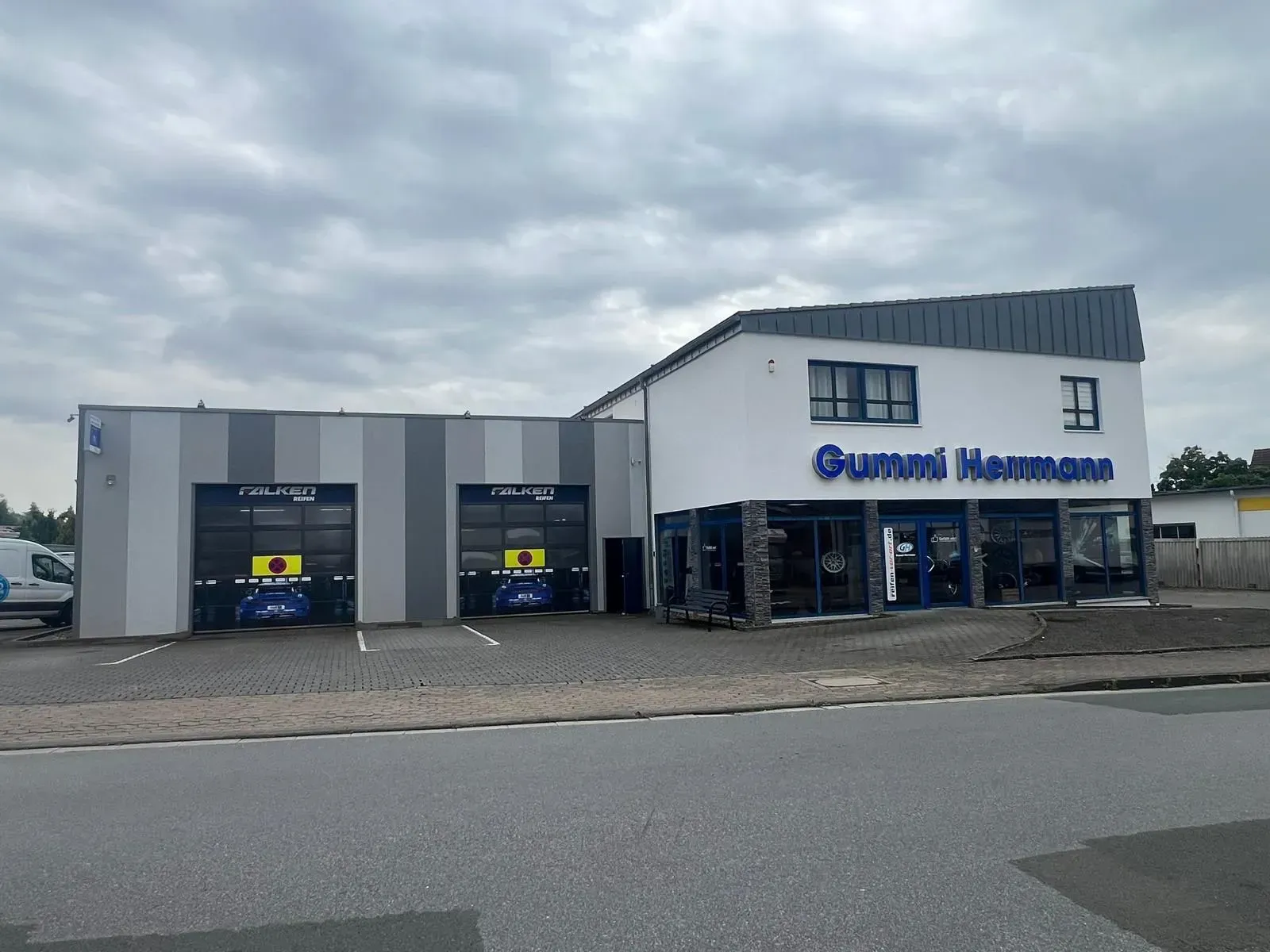 Ein Gebäude mit dem Wort Gummi Hermann darauf