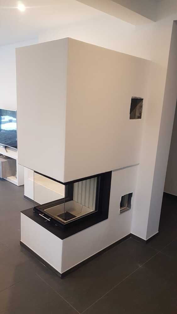 In der Mitte des Raumes befindet sich ein Kamin.