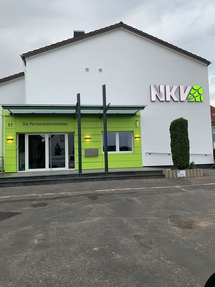 Ein grün-weißes Gebäude mit dem Wort NKV darauf