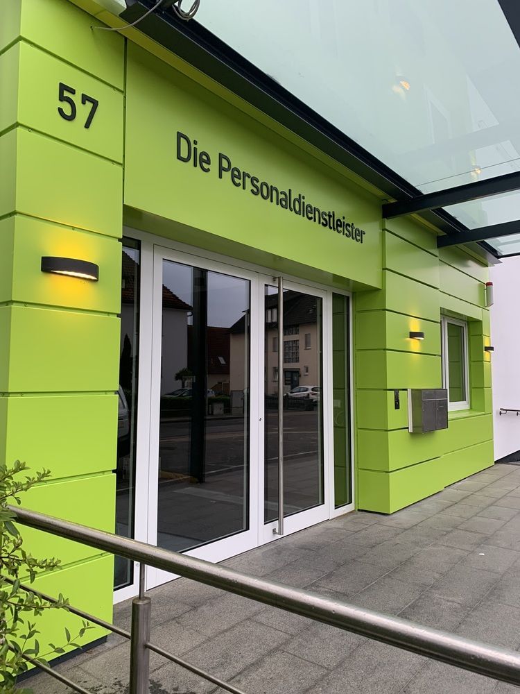 Ein grünes Gebäude mit der Nummer 57 darauf