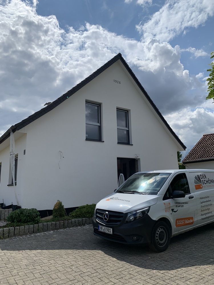 Ein weißer Lieferwagen parkt vor einem weißen Haus.