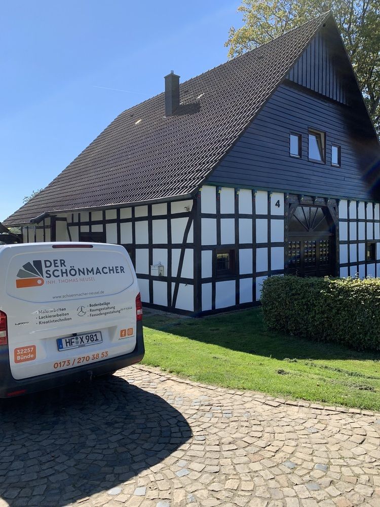 Ein weißer Lieferwagen steht vor einem Haus