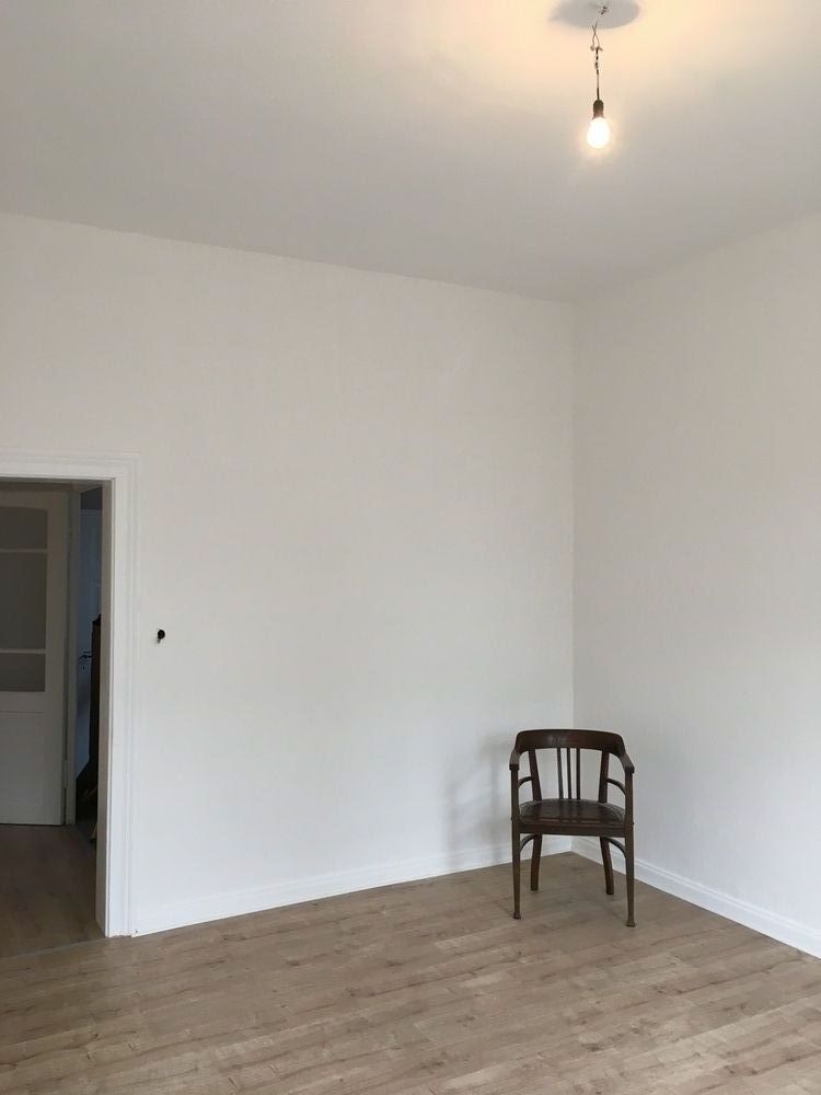 In der ecke des zimmers steht ein stuhl.