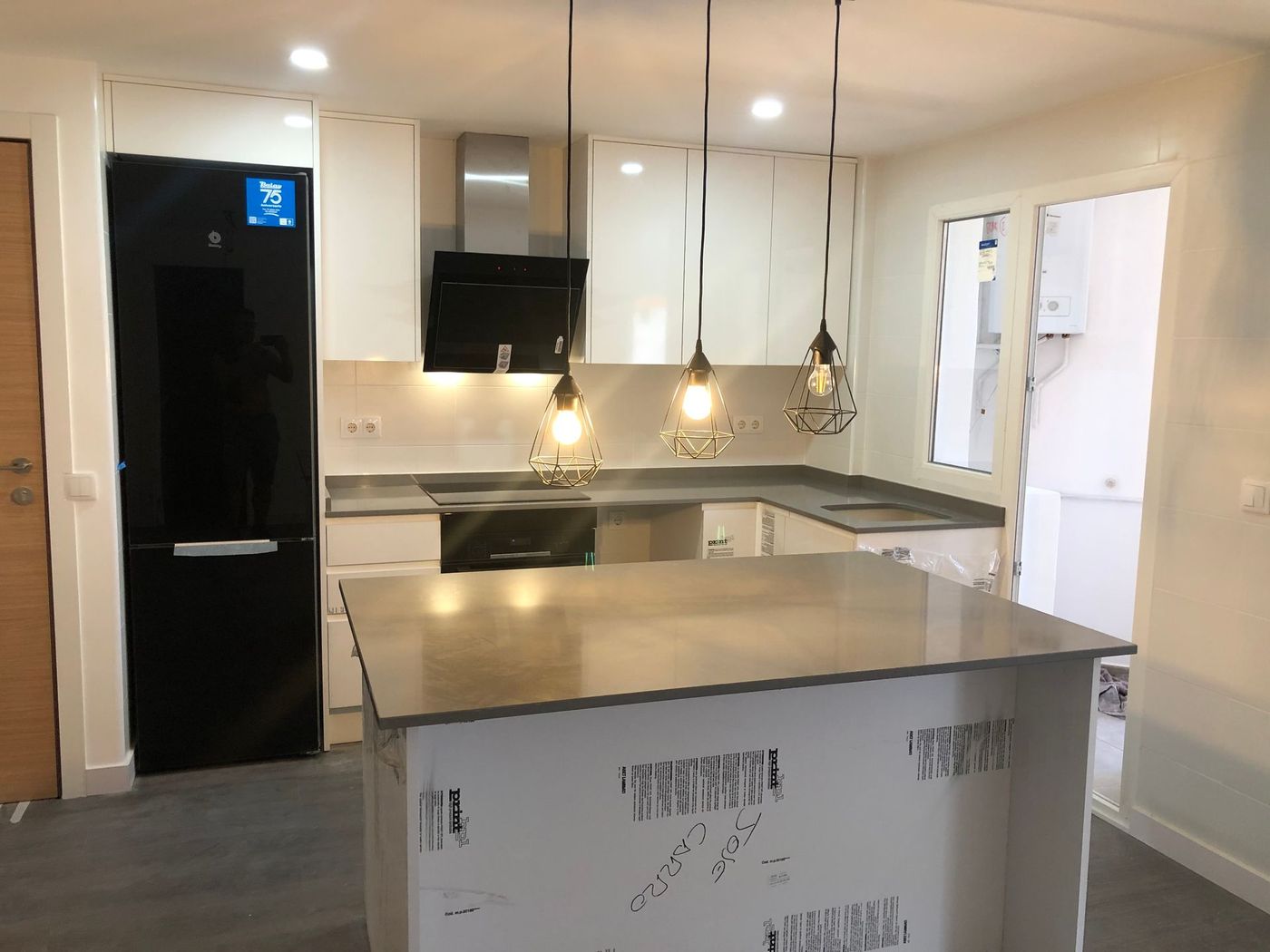 Una cocina con una gran isla en el medio.