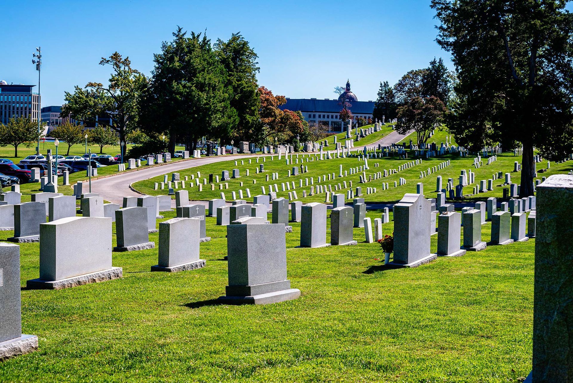 Ein Friedhof mit vielen Gräbern und Bäumen