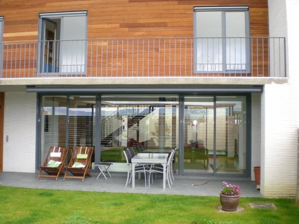 Patio moderno con puertas de cristal