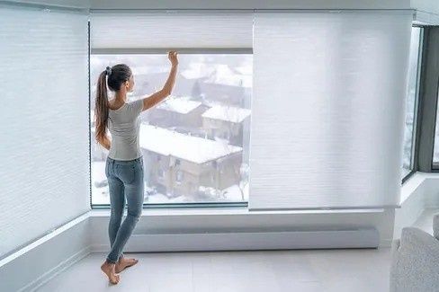 Icono de marcador de posición gris claro con un sol y montañas sobre fondo blanco