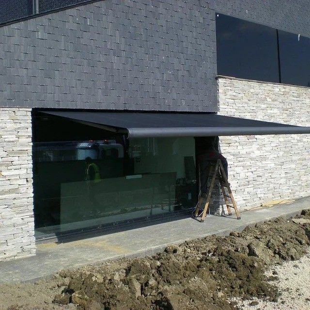 Exterior de una casa moderna con toldo 