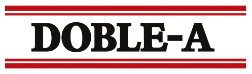 Logotipo de Doble-A en texto negro en negrita con franjas horizontales rojas arriba y abajo.