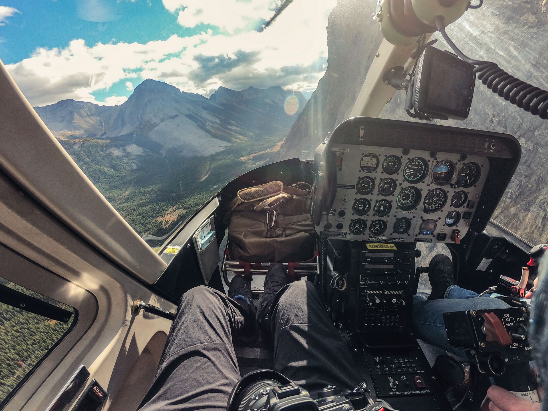 Eine Person sitzt im Cockpit eines Hubschraubers