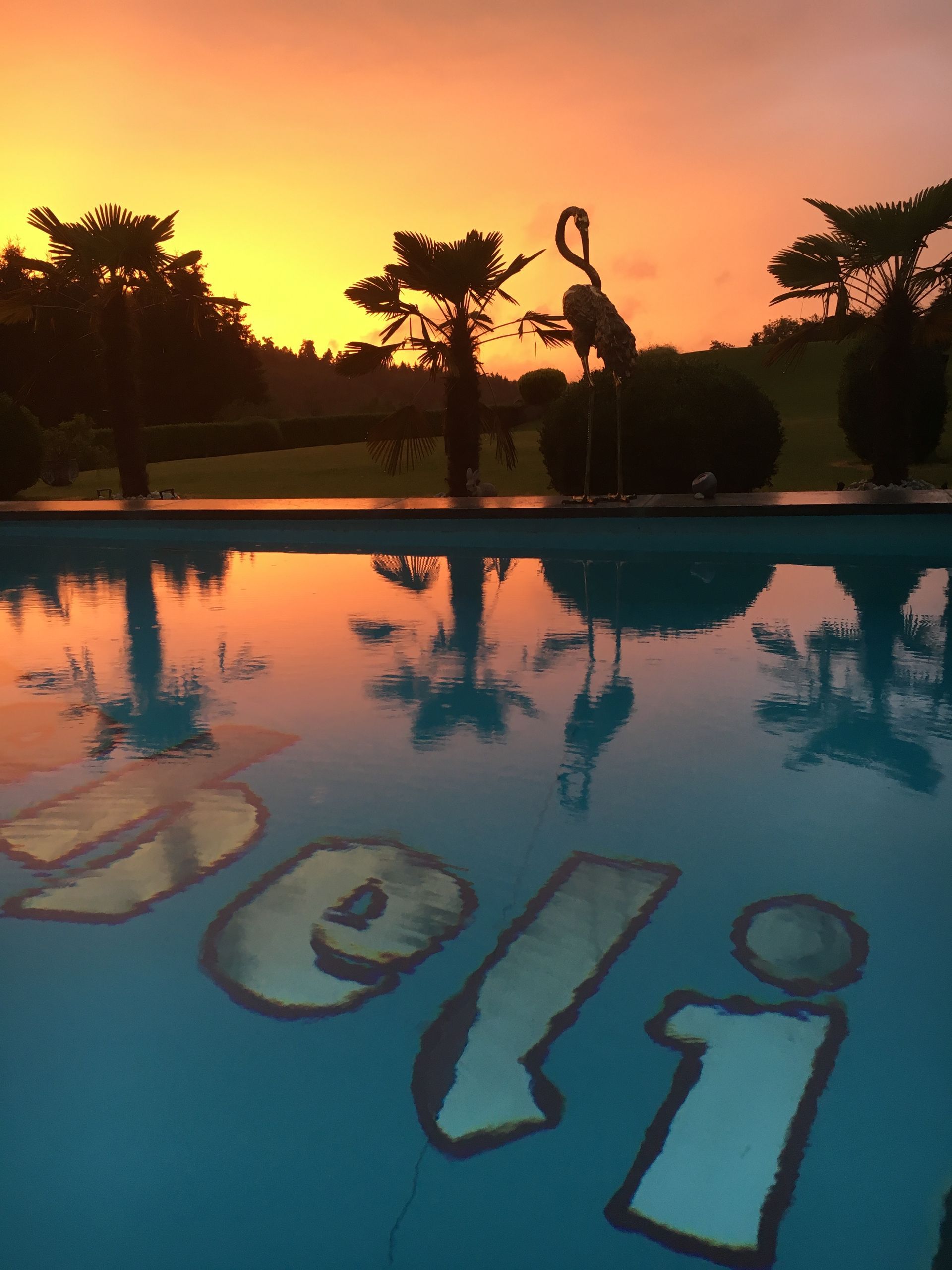 Ein Sonnenuntergang über einem Swimmingpool