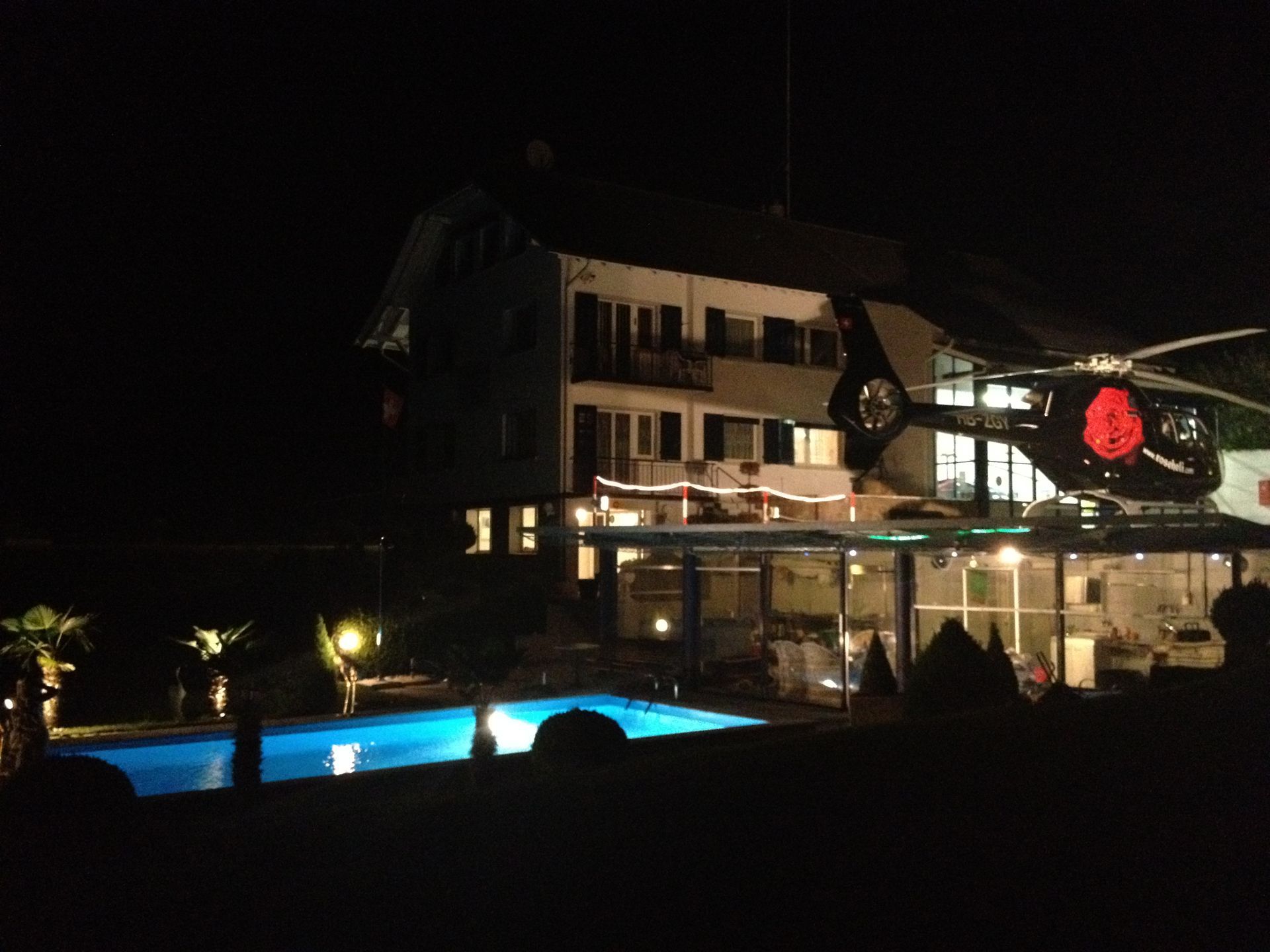 Ein Hubschrauber bei Nacht 