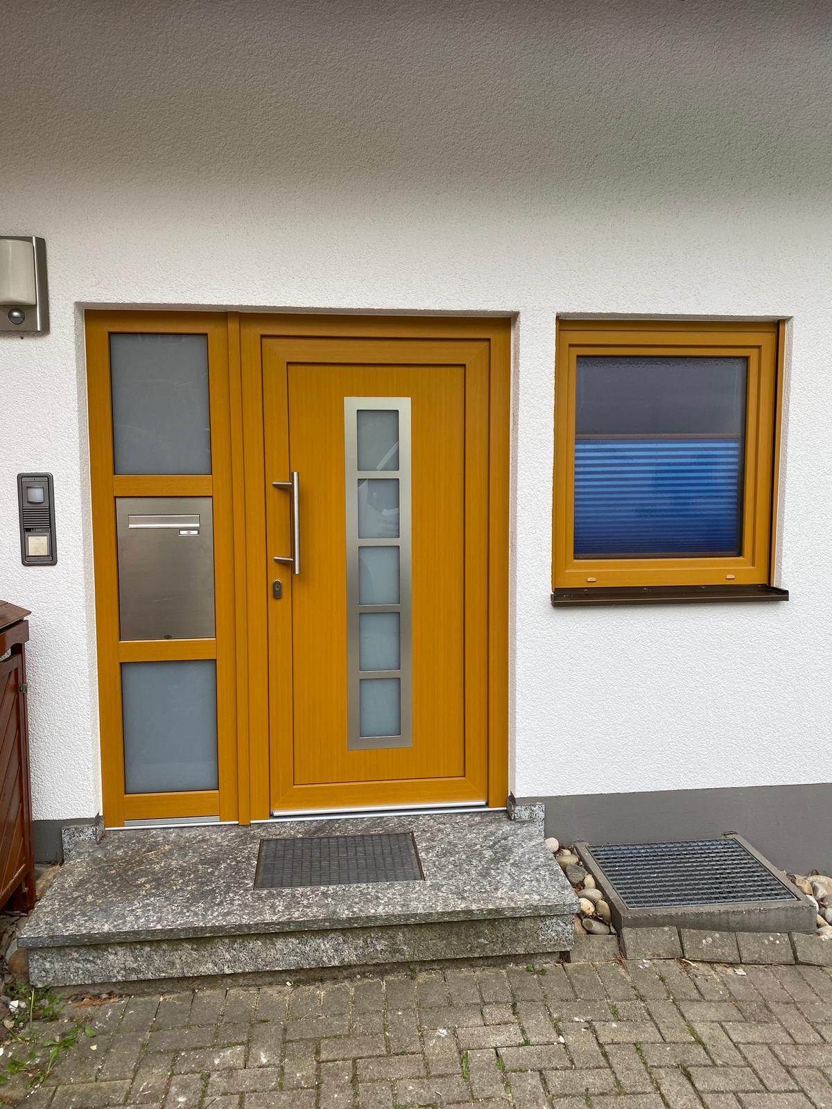 Eine Baustelle mit einem Kran, der ein Stück Holz anhebt, Zimmerei Patrick Pfaff