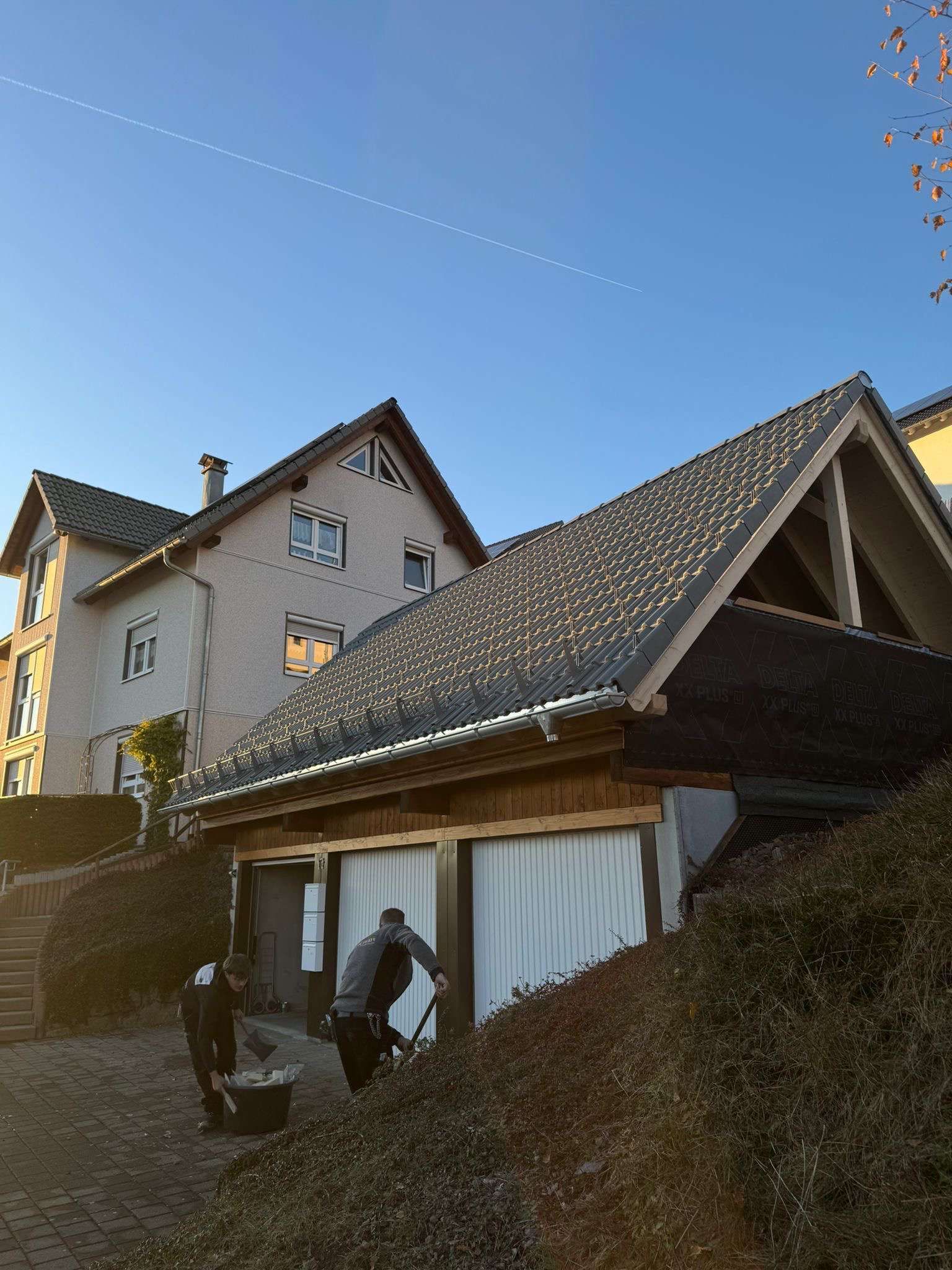 Eine Baustelle mit einem Kran, der ein Stück Holz anhebt, Zimmerei Patrick Pfaff