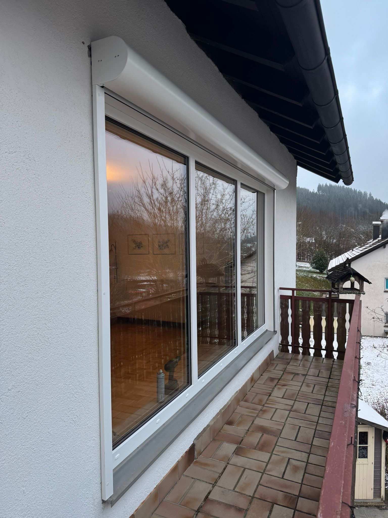 Eine Baustelle mit einem Kran, der ein Stück Holz anhebt, Zimmerei Patrick Pfaff