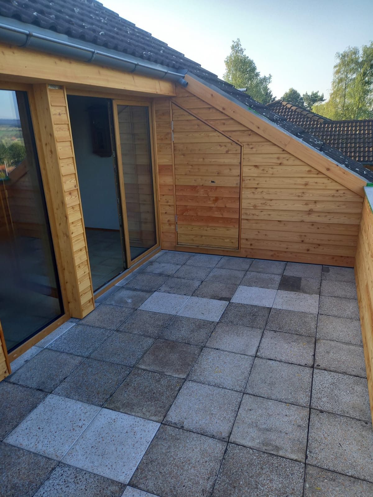 Eine Baustelle mit einem Kran, der ein Stück Holz anhebt, Zimmerei Patrick Pfaff