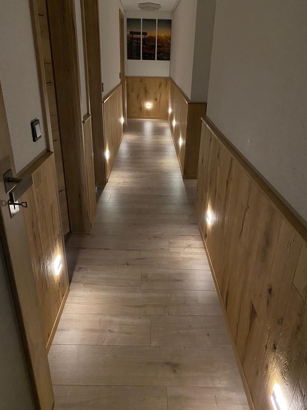 Eine Baustelle mit einem Kran, der ein Stück Holz anhebt, Zimmerei Patrick Pfaff