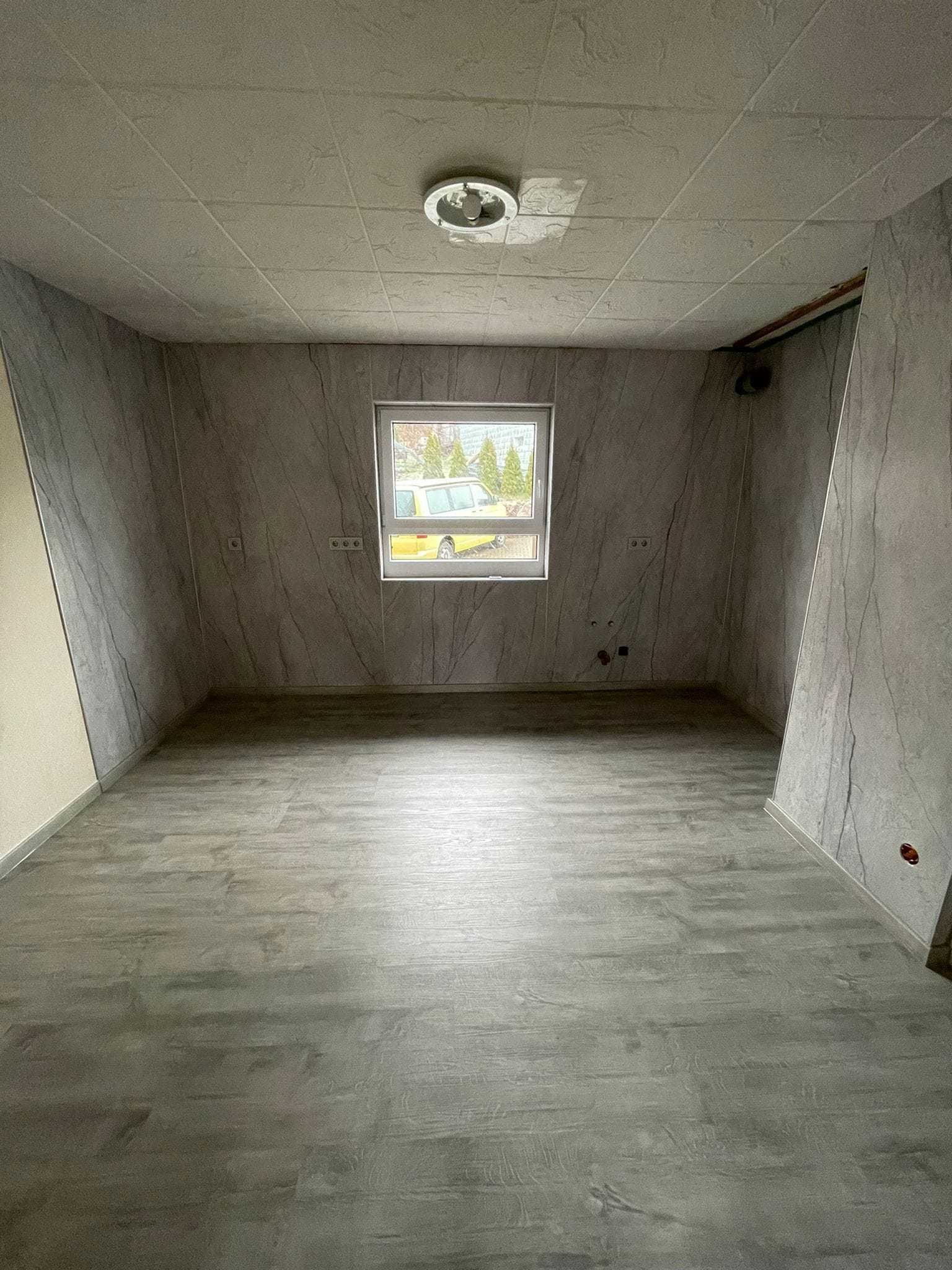 Eine Baustelle mit einem Kran, der ein Stück Holz anhebt, Zimmerei Patrick Pfaff
