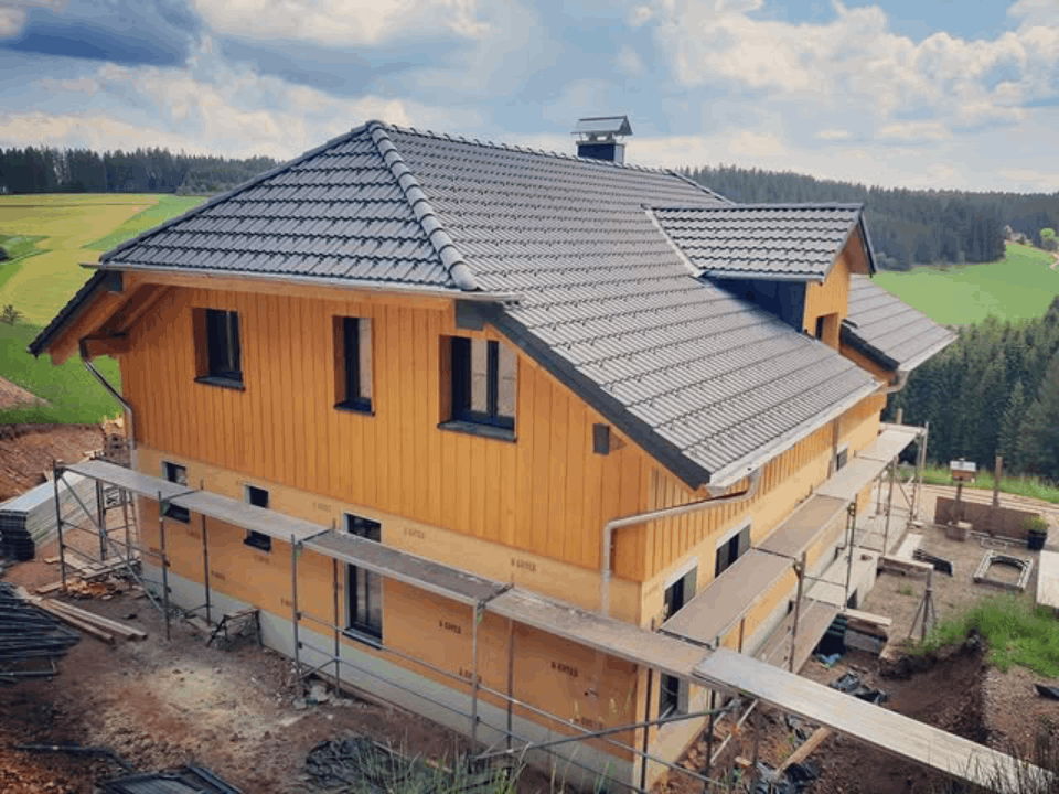 Ein Haus, das mit einem Gerüst darum herum gebaut wird, Zimmerei Patrick Pfaff