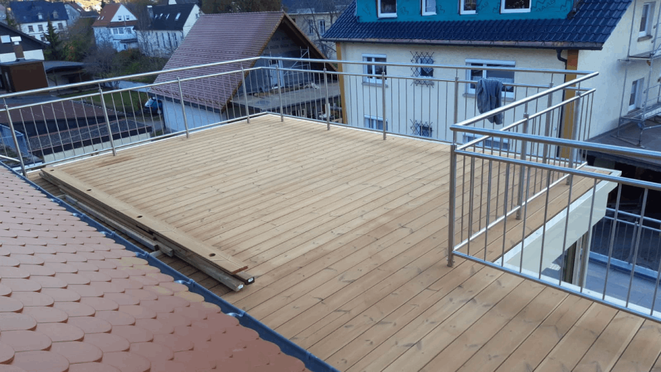 Ein Balkon mit Holzdeck und Metallgeländer, Zimmerei Patrick Pfaff